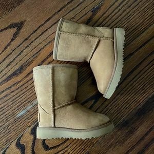 *** NEW UGGS SIZE 6 toddler ***